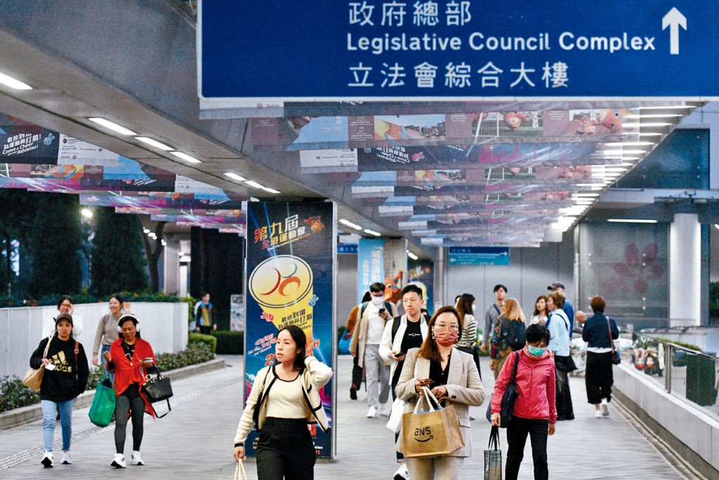 財赤下會否向公務員開刀再成焦點，但工會指若士氣持續受打擊對管治非好事。