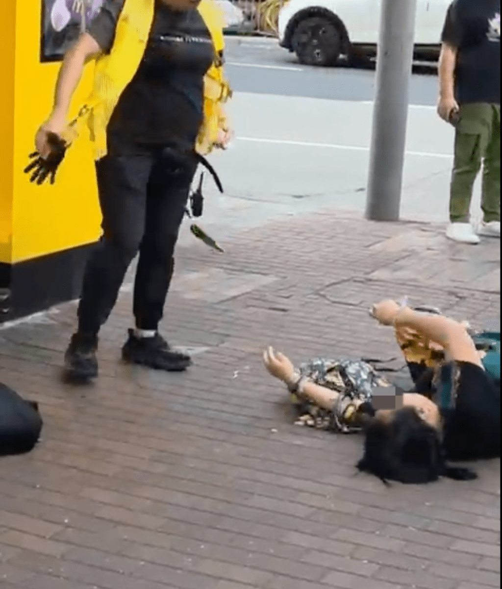 女子頭部撞向地面，發出一聲巨響。Threads@okkelvin 影片截圖