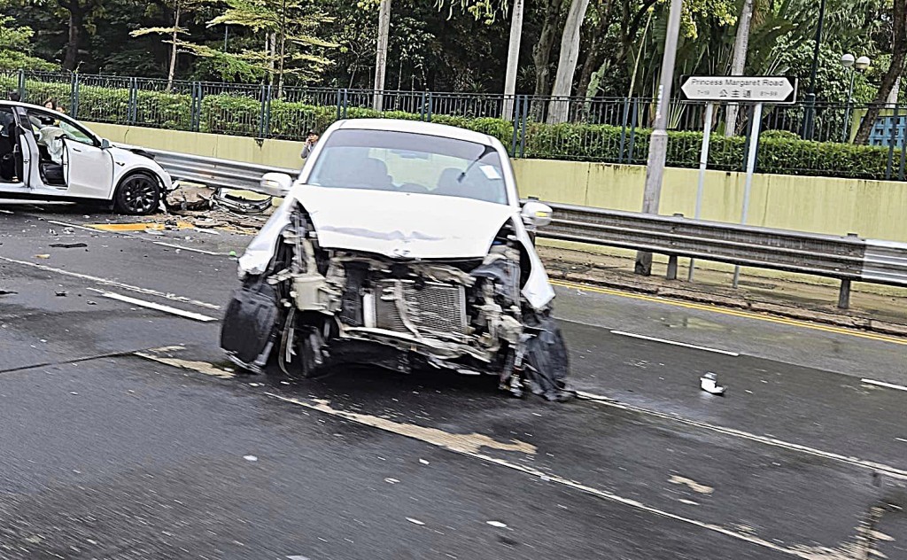私家車車頭嚴重損毀。fb：香港突發事故報料區