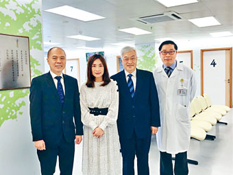■黃一華(右二)指出,病人可一站式在診所內進行評估及復康治療。