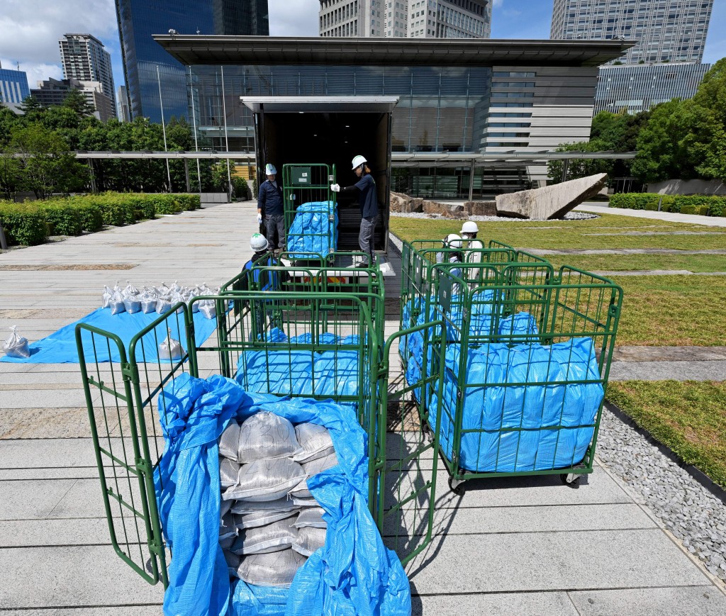 2025年7月，一些放射性濃度較低的福島土壤被運往東京首相官邸。 法新社