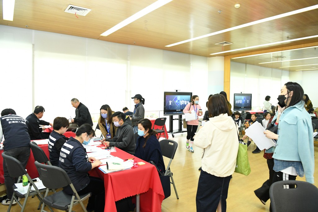 入境組人員為在上海的港人學生處理旅遊證件申請。