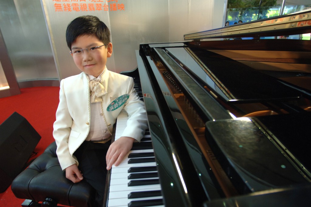 十歲「鋼琴天才」沈靖韜三歲時在母親安排下學習鋼琴，經常在港演出，但母親因擔心他弄傷手腳，不准他打籃球和踢足球。資料圖片