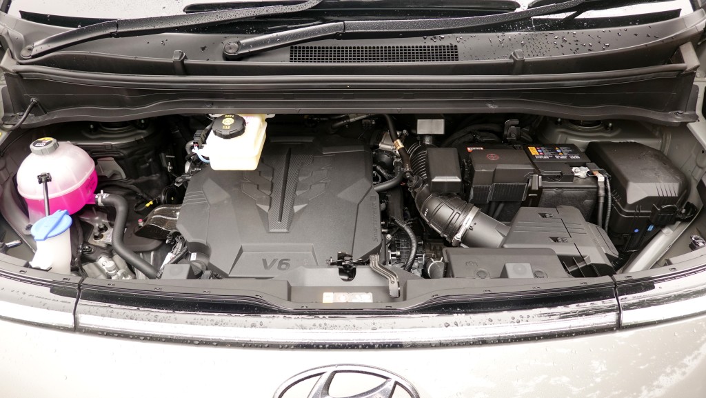 现代Staria Premium配3.5公升V6自然吸气引擎，平均耗油量为10.5L/100km。