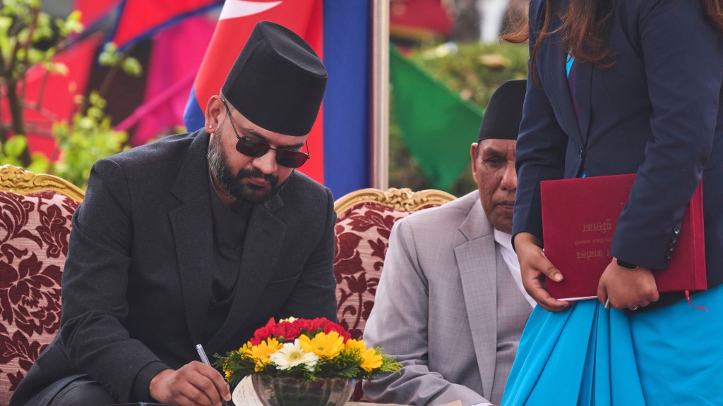 尼泊爾新總理巴倫德拉·沙阿27日在首都加德滿都總統府宣誓就職。 美聯社