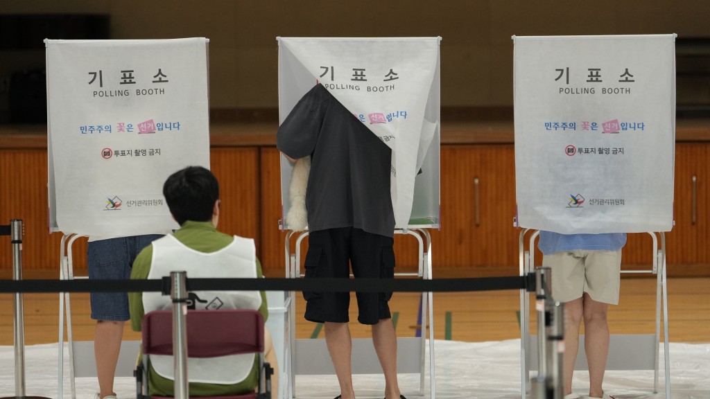 南韩地方选举竟发生选票不足的荒谬情况,民众质疑影响选举公正。 美联社 南韩地方选举竟发生选票不足的荒谬情况,民众质疑影响选举公正。 美联社