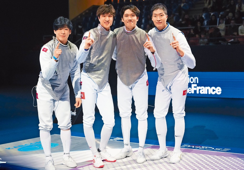 今站起用張家朗（右起）、林浩朗及蔡俊彥，由鄭鐵男（左一）換上梁千雨。FIE 圖