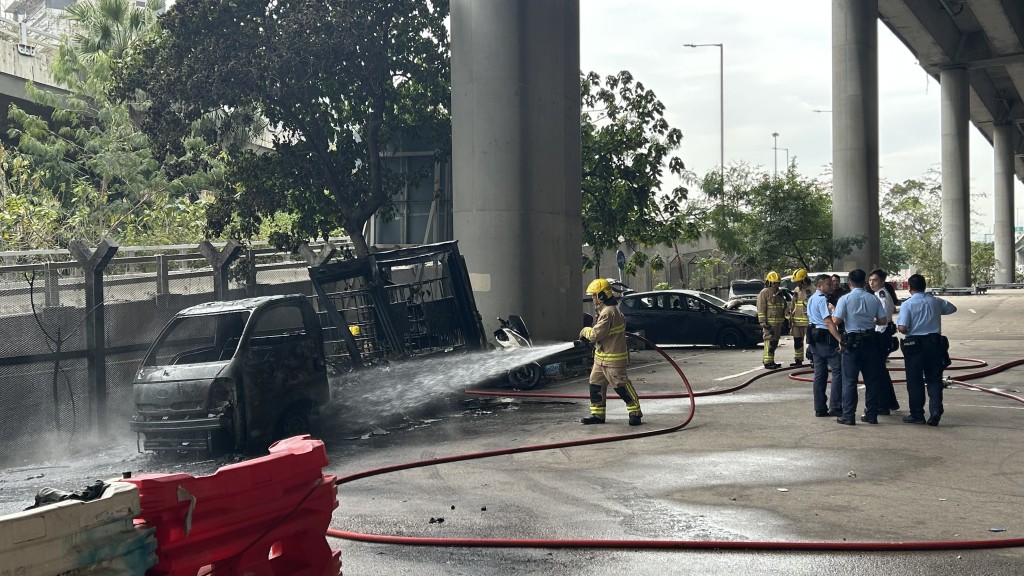 消防開喉救熄。蔡楚輝攝