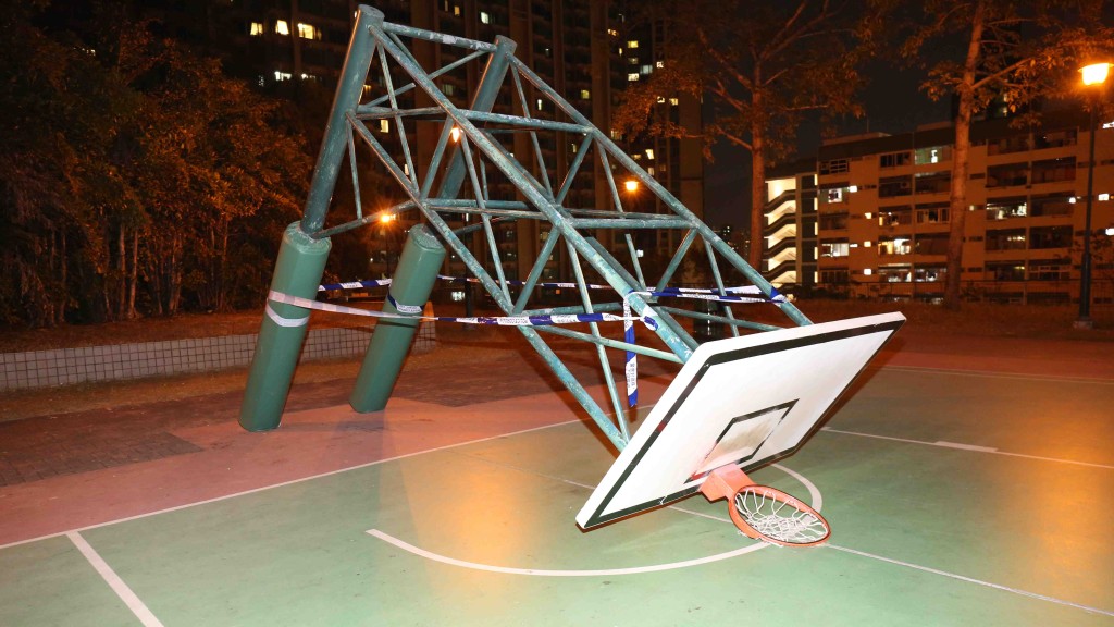 土瓜灣靠背壟道遊樂場籃球架倒塌 少年被壓傷手腳。