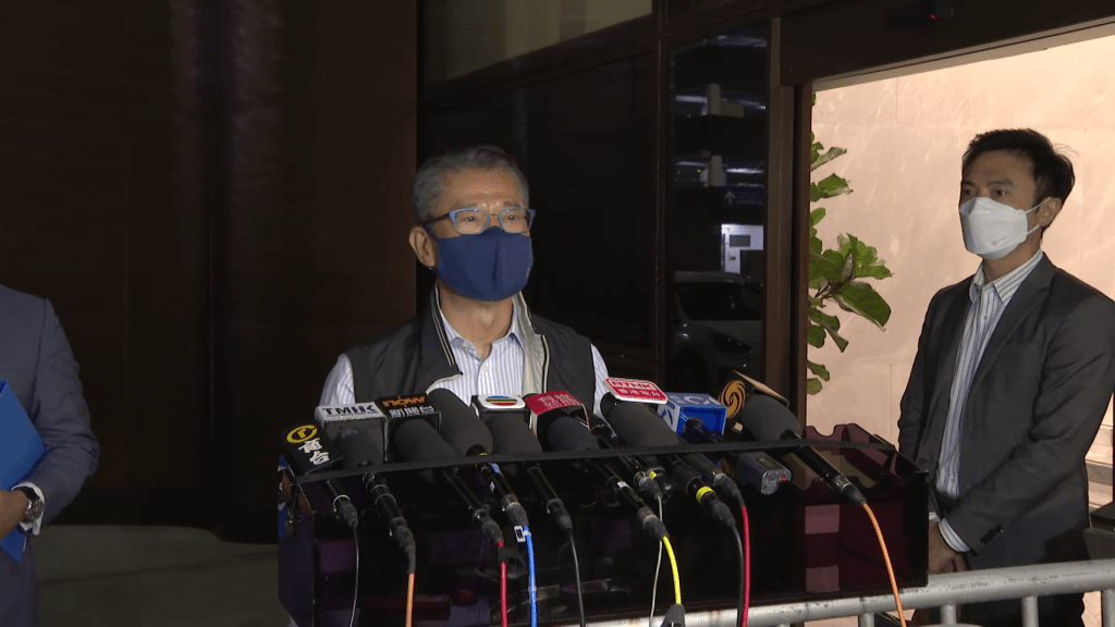 陳茂波晚上7時抵港，並於機場外見記者。政府新聞處