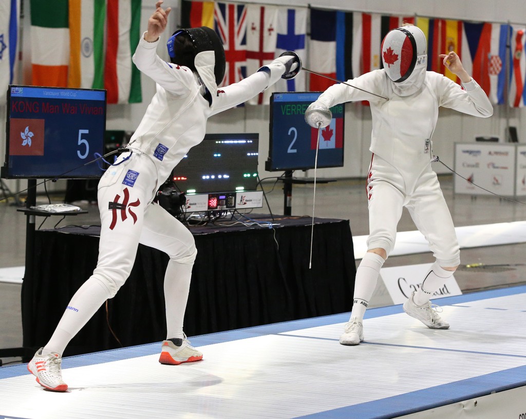 江旻憓(左)在温哥华站四强击败东道主剑手晋级决赛。 国际剑联图片