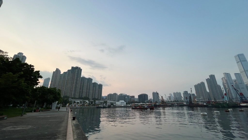 日間極端酷熱,市區最高氣溫約35度,新界再高兩三度。蔡楚輝攝 日間極端酷熱,市區最高氣溫約35度,新界再高兩三度。蔡楚輝攝