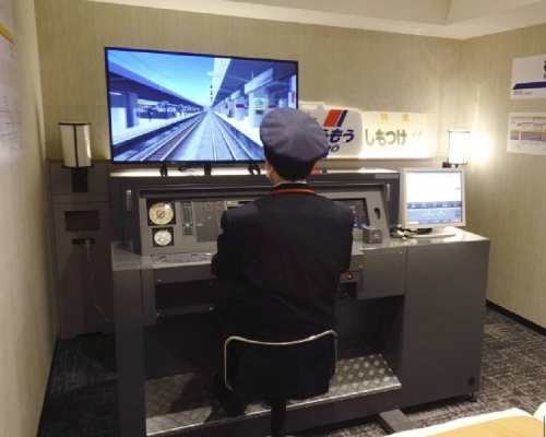 客房內的模擬裝置，是東武東上線駕駛員所屬的埼玉縣新座市事務所淘汰的設備。 