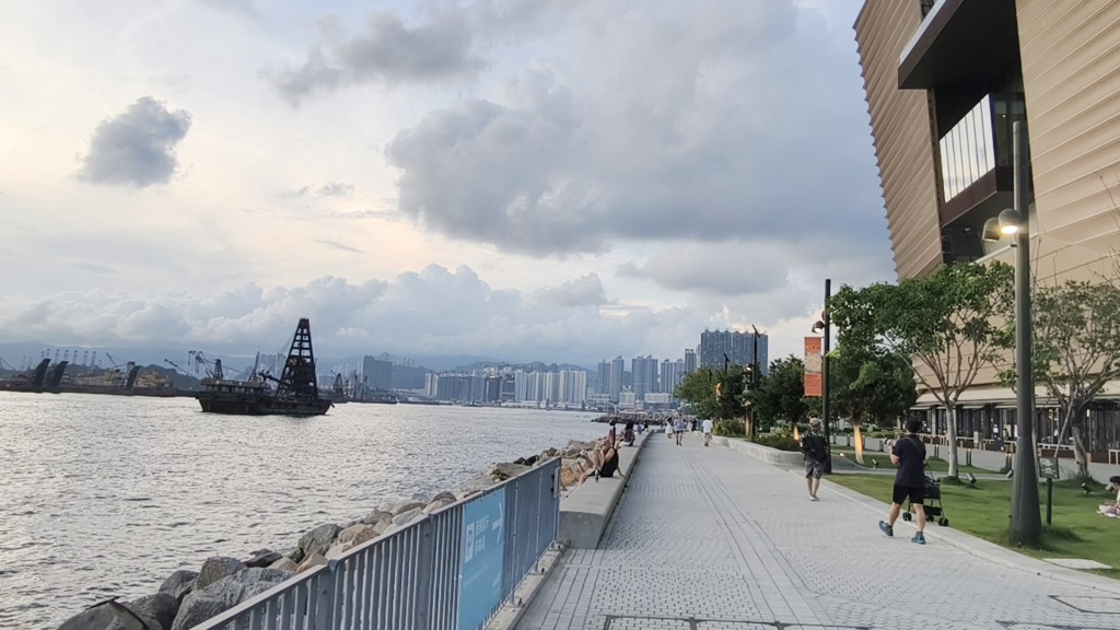 事後躉船仍停泊西九文化區對開海面。徐裕民攝 事後躉船仍停泊西九文化區對開海面。徐裕民攝