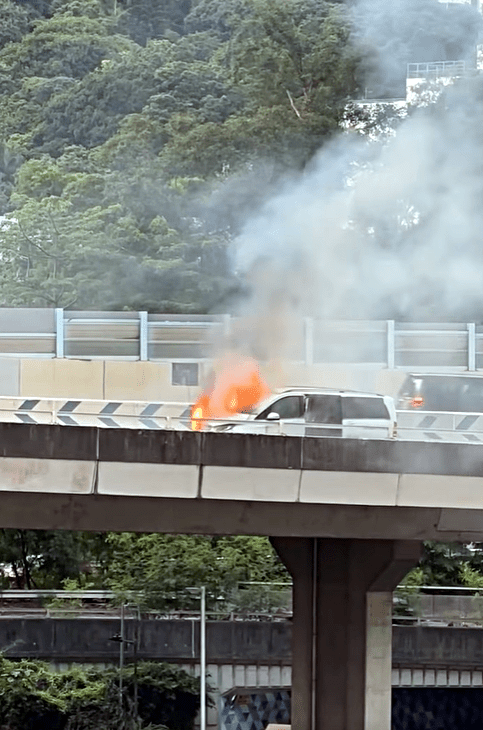 私家車陷入火海。fb：新界地區生活連線