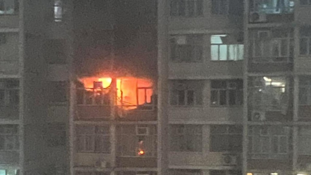 橫頭磡邨單位疑抽濕機起火 男戶主撲火燒傷 3人送院。讀者提供