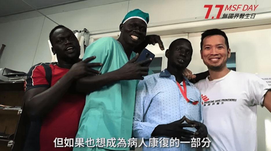 教授随即带他到病人面前，揭开衣服，只见病人腹部插满喉管和布满大大小小的伤疤。这个教训令他彻底改变，从此检查病人绝不偷懒。“我很庆幸有吴教授这位好老师，纠正了我的做法，事实上去到医疗较落后的地方，在没有仪器辅助的情况下，更需要细心检查病人，从细微之处揪出病因。”（截图自：无国界医生影片）