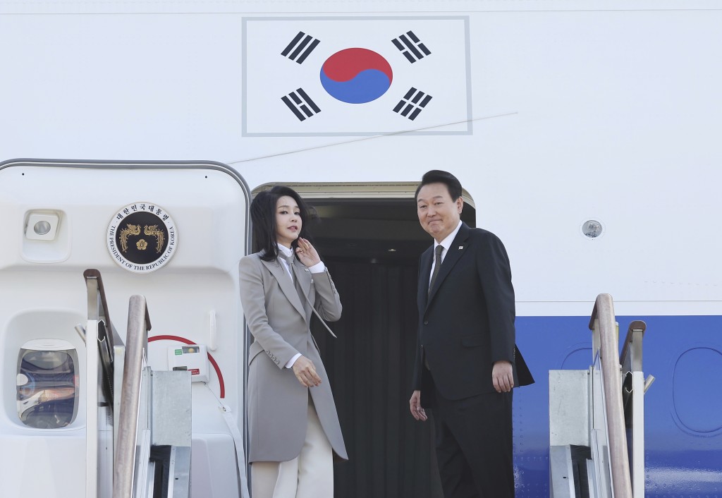 尹錫悅偕同夫人金建希從首爾近郊的機場搭乘專機飛往日本。AP