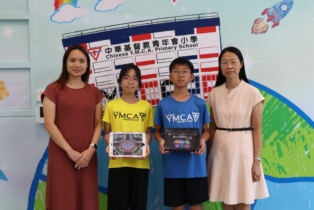 （左起）中華基督教青年會小學英文科主任黎穎虹、鄧紫盈同學、周善行同學、校長馬詠兒（圖片來源：受訪者提供）