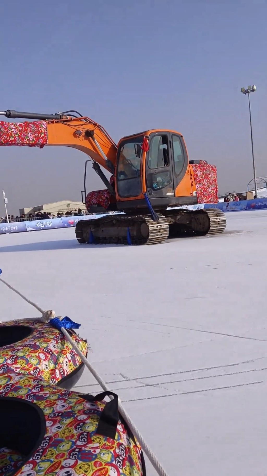 網民分享坐「挖掘機轉雪圈」的影片。抖音@吉~