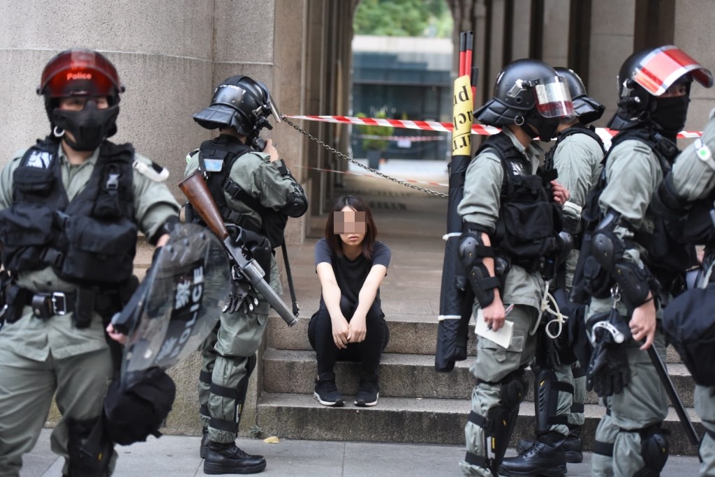 防暴警中環帶走3人。