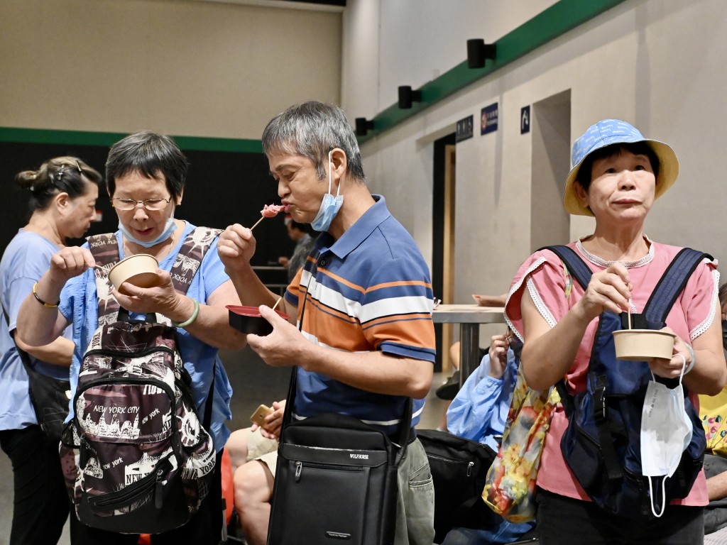 民亦早有备，带备买菜车到场「扫货」，短短两小时已满载而归。锺健华摄