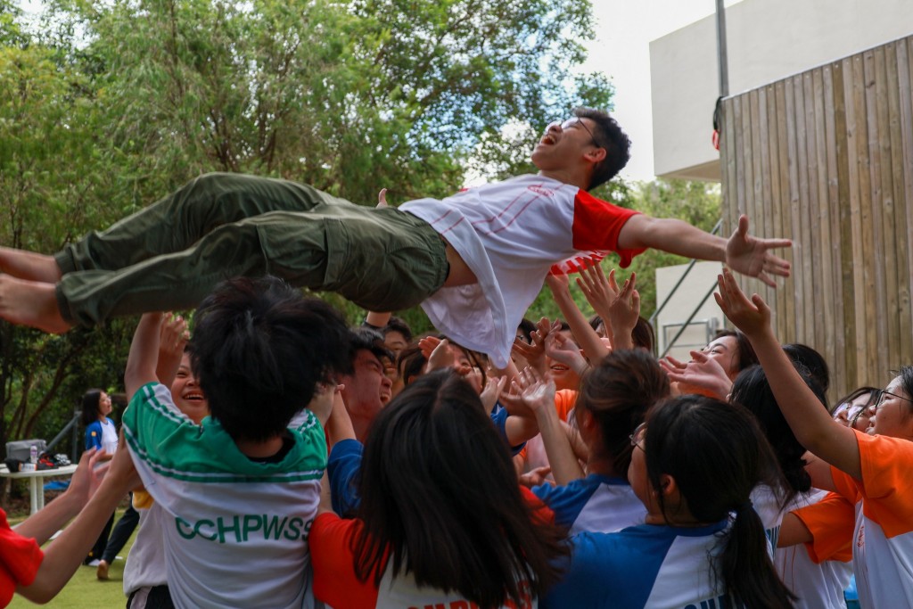 透過各種領袖訓練營，以提升同學的自信心、責任感、抗逆力及領導才能。