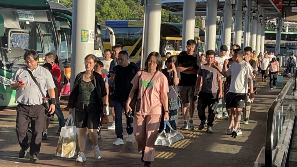 入境處估計假期期間羅湖管制站、落馬洲支線管制站及深圳灣管制站將會非常繁忙。