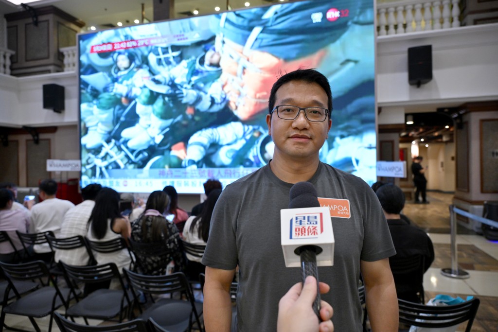 市民阮先生指,自己一直關注國家航天發展,對於本港首次有載荷專家、太空人升空心情激動。 市民阮先生指,自己一直關注國家航天發展,對於本港首次有載荷專家、太空人升空心情激動。