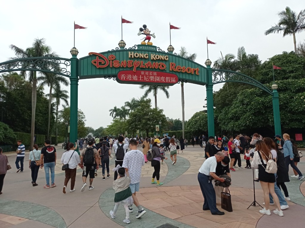 當局會在樂園幻想道附近設置觀賽區,可容納數百名觀眾。 當局會在樂園幻想道附近設置觀賽區,可容納數百名觀眾。