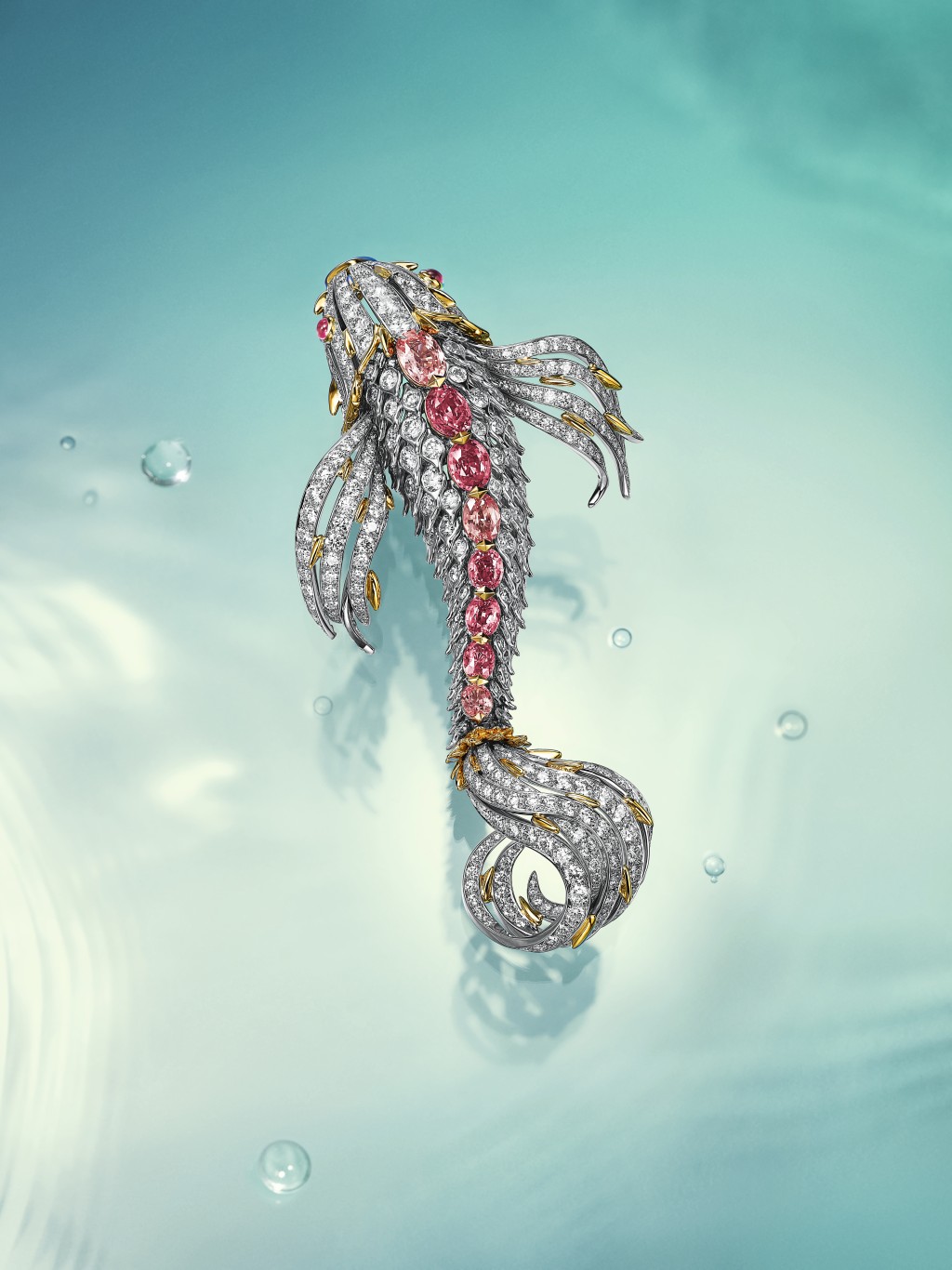 星躍光影（Pisces）鉑金及18K黃金魚形鑽石胸針，鑲嵌未經優化處理斯里蘭卡蓮花藍寶石及翁巴藍寶石。