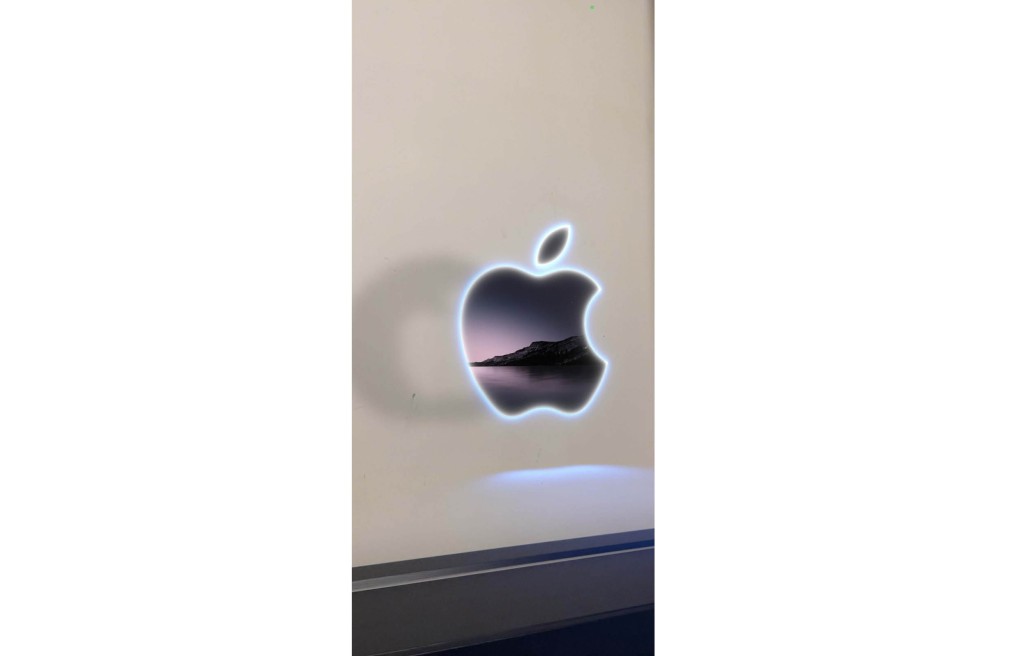 ●今回官網上的邀請函繼續有AR彩蛋,以iPhone打開,畫面會出現邀請函相同的Apple Logo,移動手機穿過它會看到湖上有9.14的字樣。