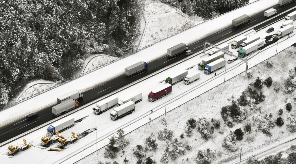 日本高速公路上因大雪很多汽車被困。路透社