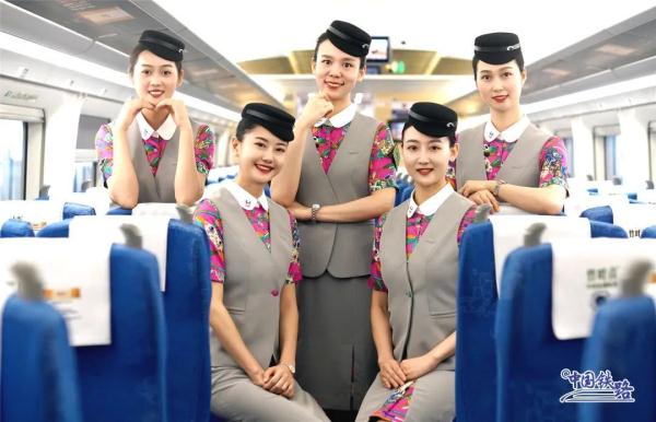 成都至香港动车7.1正式开通，服务员制服曝光，优雅清新有熊猫图案。  中国铁路