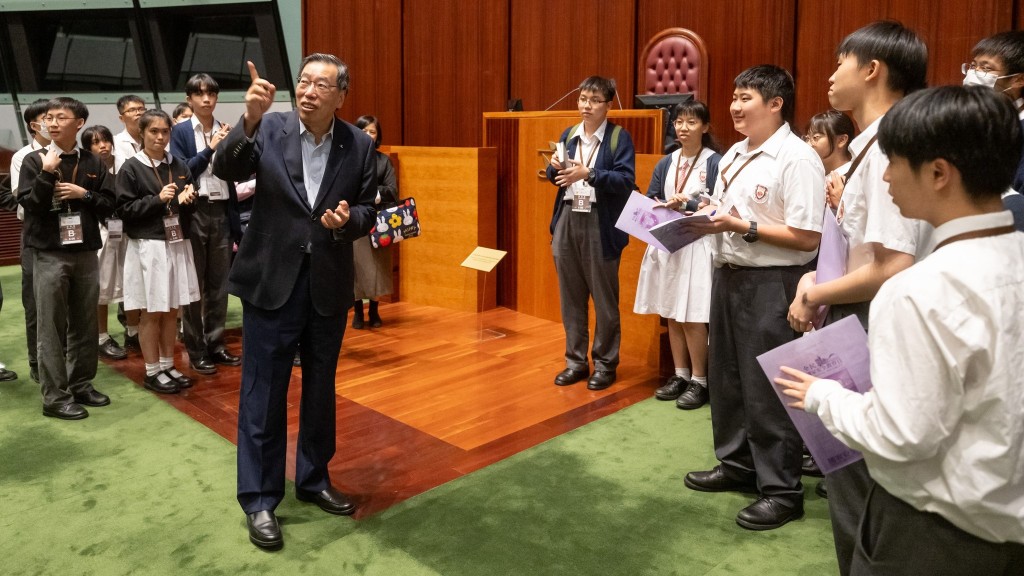李城璧中學的同學們向梁君彥打聽議會趣事。