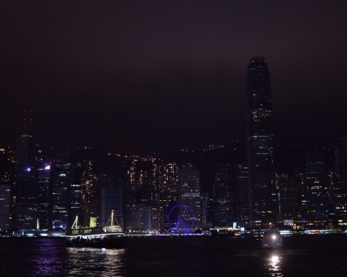 維港陷入一片黯黑。