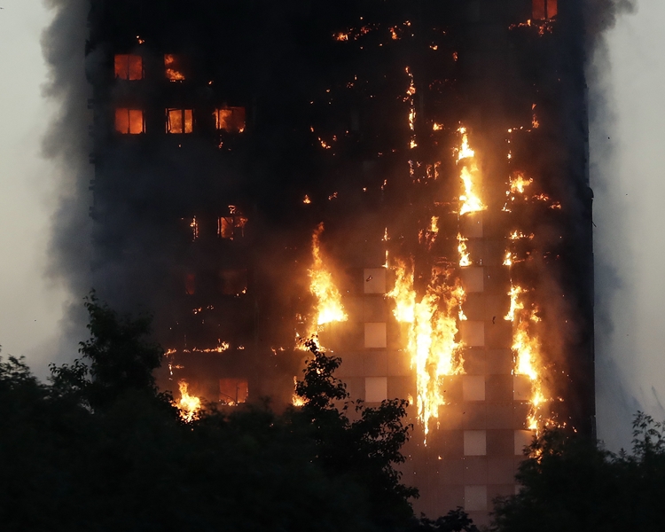 至少12人在意外中喪生。AP
