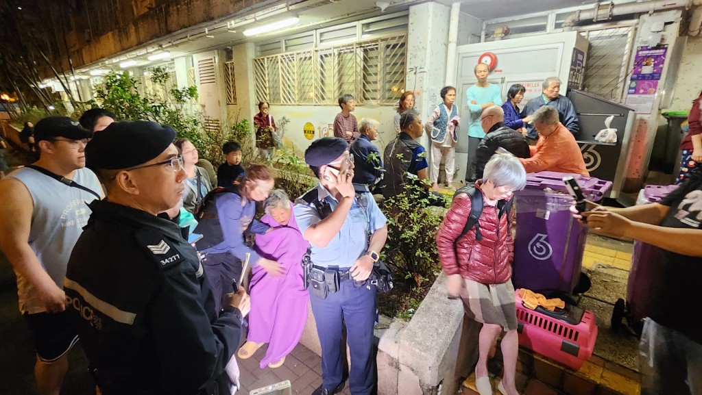 警員及消防員協助居民疏散。