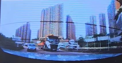 吊臂车与私家车往锦田方向行驶。fb香港突发事故报料区影片截图
