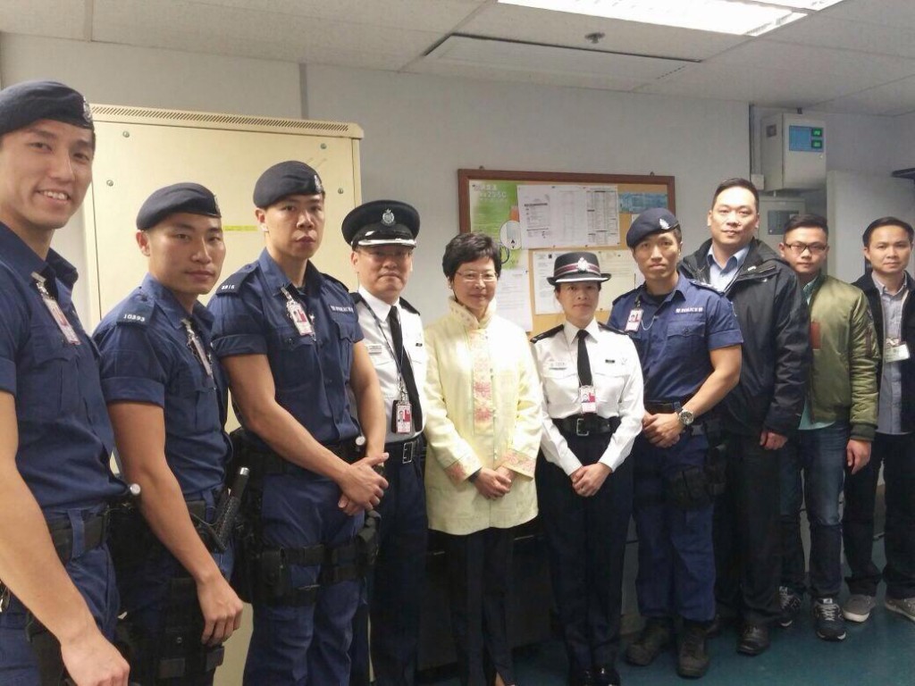 警務處副處長 (國家安全)簡啟恩(左四)任職機場警區指揮官時,與於農曆新年期間探訪警區 的時任政務司司長林鄭月娥(左五)合照。 警務處副處長 (國家安全)簡啟恩(左四)任職機場警區指揮官時,與於農曆新年期間探訪警區 的時任政務司司長林鄭月娥(左五)合照。
