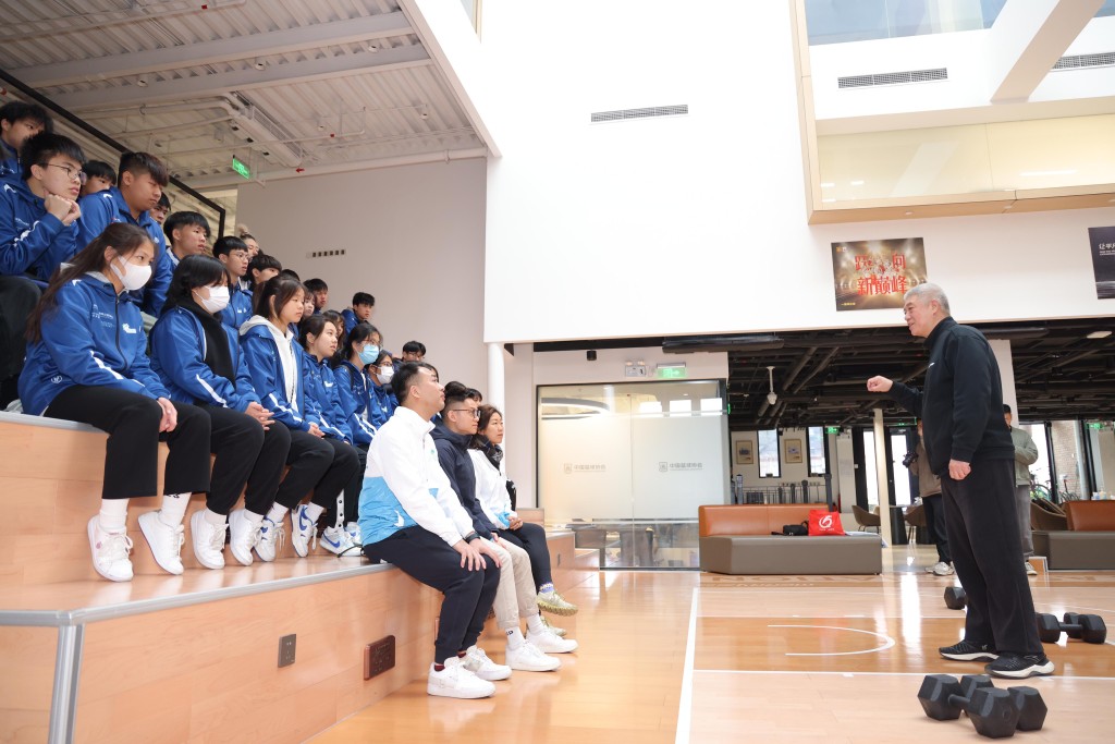 《邨JUMP！》學員獲中國籃協副主席徐濟成（右）接見