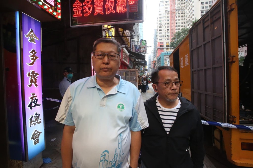 香港建造業總工會理事長周思傑(左)到場了解。 香港建造業總工會理事長周思傑(左)到場了解。