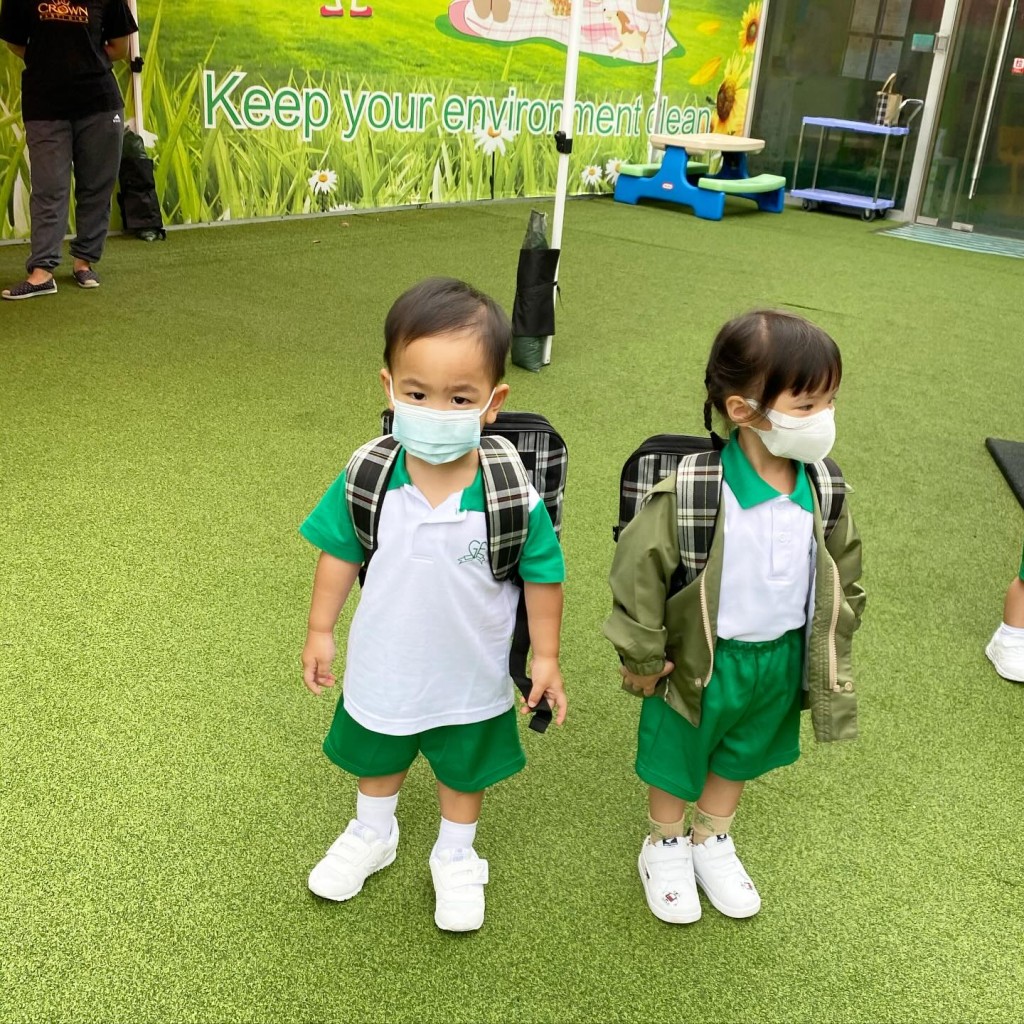 林芊妤亦分享了一张囝囝两岁多时读PN的照片。