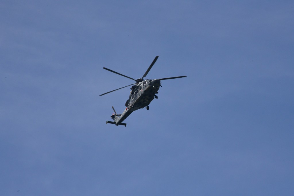 直升机到场协助搜救。