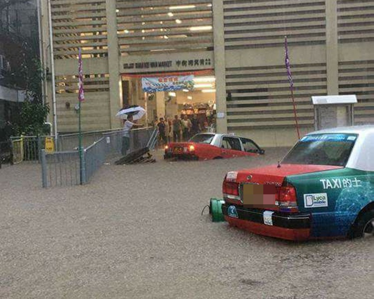 東大街有的士被水浸至車窗。網上圖片