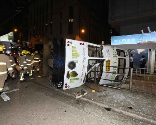 中環電車翻側,有12人受傷。