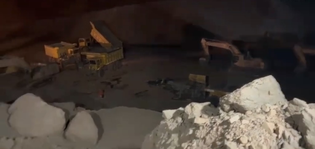 內蒙古阿拉善左旗新井煤業露天煤礦塌方救援現場。 網上圖片