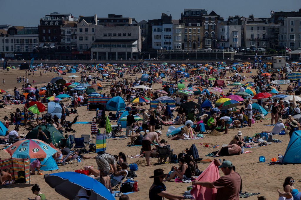 英国5月出现热浪天气，大批民众到海滩消暑。路透社
