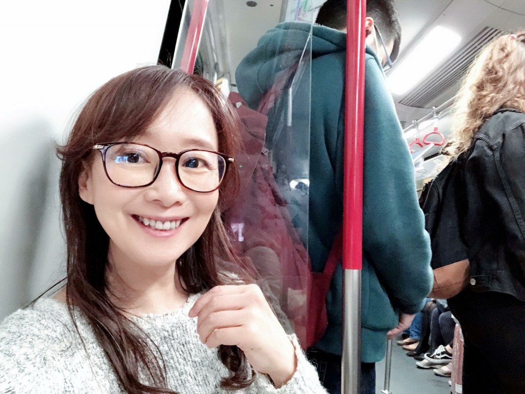 陳美齡好貼地，平日在港時出入坐港鐵。