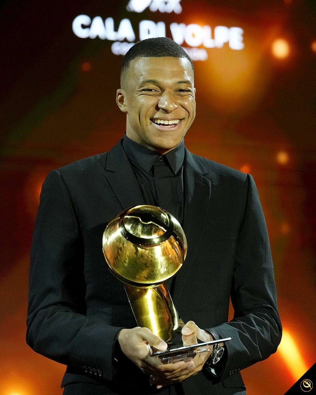 基利安麥巴比奪得年度歐洲最佳球員獎。環球足球獎X